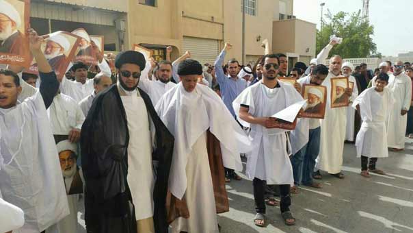 نظام البحرين يسقط جنسية آية الله الشيخ عيسى قاسم والجماهير الغاضبة ترتدي الأكفان أمام منزله في الدراز