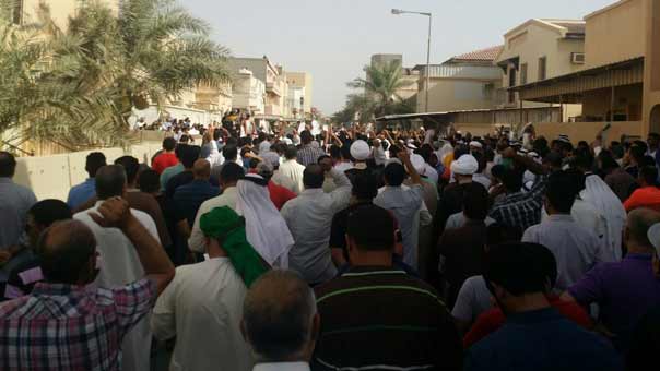 نظام البحرين يسقط جنسية آية الله الشيخ عيسى قاسم والجماهير الغاضبة ترتدي الأكفان أمام منزله في الدراز