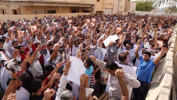 نظام البحرين يسقط جنسية آية الله الشيخ عيسى قاسم والجماهير الغاضبة ترتدي الأكفان أمام منزله في الدراز