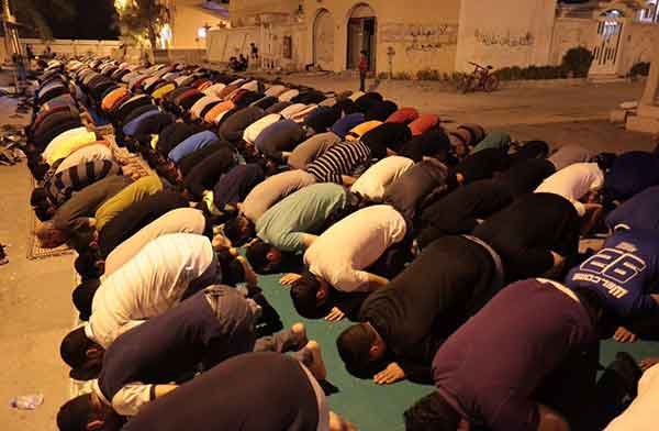 اعتصام شعبي مفتوح أمام منزل آية الله قاسم