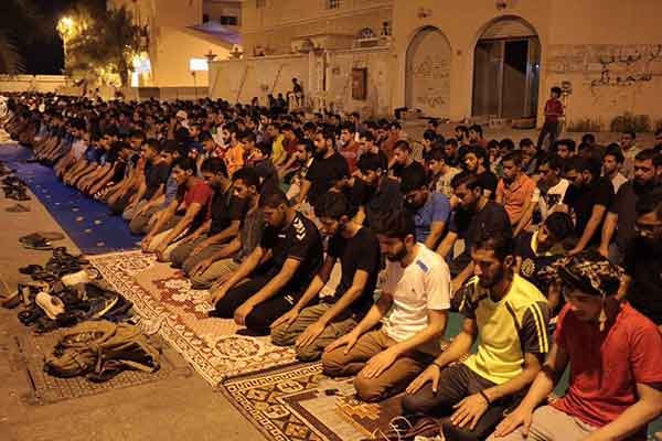 اعتصام شعبي مفتوح أمام منزل آية الله قاسم