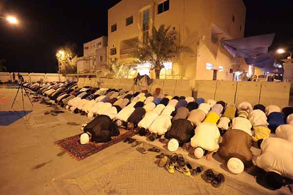 اعتصام شعبي مفتوح أمام منزل آية الله قاسم