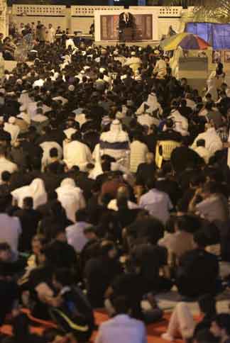 البحرين: إحياء الليلة الأولى من ليالي القدر أمام منزل آية الله قاسم بالدراز