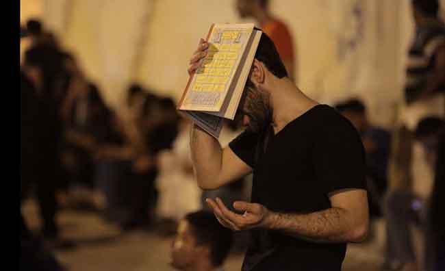 البحرين: إحياء الليلة الأولى من ليالي القدر أمام منزل آية الله قاسم بالدراز