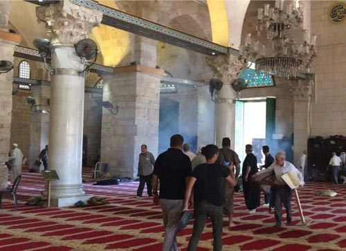 سقوط عدد من الجرحى والمعتقلين أثناء تصدّي المرابطين في المسجد الأقصى لقوات الاحتلال والمستوطنين