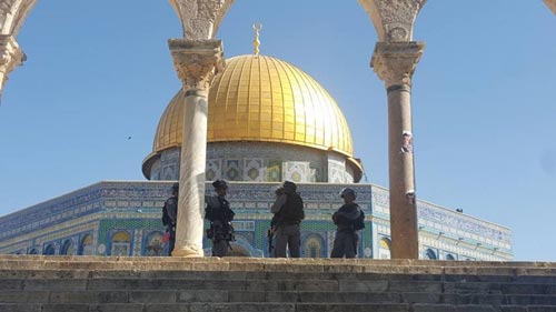 سقوط عدد من الجرحى والمعتقلين أثناء تصدّي المرابطين في المسجد الأقصى لقوات الاحتلال والمستوطنين