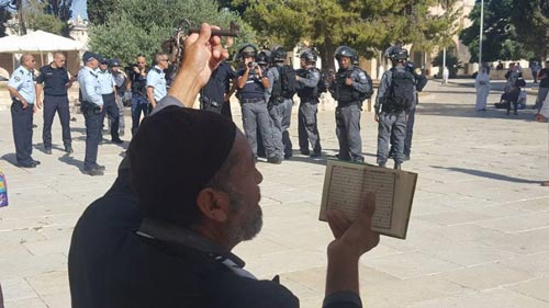 سقوط عدد من الجرحى والمعتقلين أثناء تصدّي المرابطين في المسجد الأقصى لقوات الاحتلال والمستوطنين