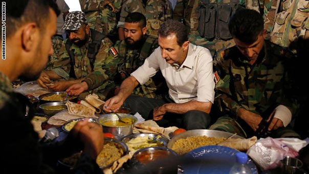 بالصور: الرئيس السوري بشار الاسد يشارك جنوده وجبة الافطار على الحدود الأمامية في منطقة الغوطة الشرقية بريف دمشق
