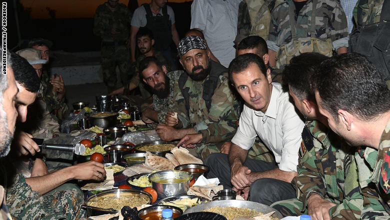 بالصور: الرئيس السوري بشار الاسد يشارك جنوده وجبة الافطار على الحدود الأمامية في منطقة الغوطة الشرقية بريف دمشق