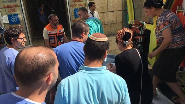 إصابة صهيونيين أحدهما &rsquo;عنصر أمن&rsquo; بجراح حرجة في عملية طعن داخل مستعمرة &rsquo;كريات أربع&rsquo; بالخليل