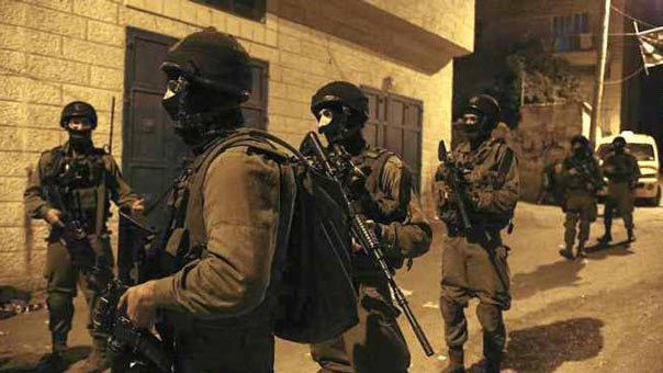 عشية جلسة الحكومة الصهيونية المصغرة.. جيش الاحتلال يحاصر الخليل ويشن غارات على قطاع غزة