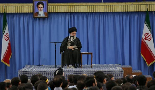 الإمام الخامنئي: واشنطن لا زالت تعادي الشعب الإيراني.. ولا للتنسيق معها في سوريا طالما أن هدفها الرئيس إنهاء وجودنا في المنطقة