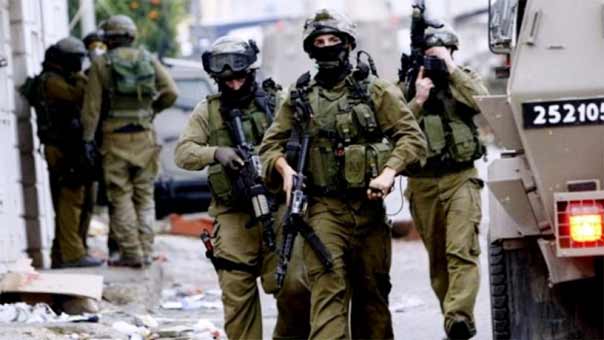 قوات الاحتلال تقتحم بلدات في الضفة الغربية وتخطر أهالي شهداء عمليات &rsquo;الطعن&rsquo; بهدم منازلهم