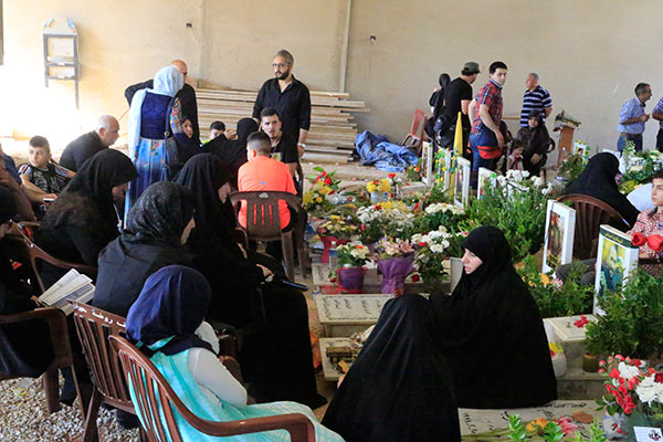 عيد الفطر في لبنان: عوائل الشهداء يعايدون أبناءهم.. وأئمة المساجد شددوا على الوحدة