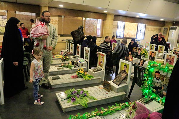 عيد الفطر في لبنان: عوائل الشهداء يعايدون أبناءهم.. وأئمة المساجد شددوا على الوحدة