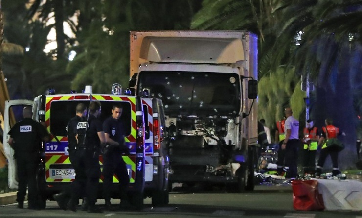 بالصور والفيديو: 80 قتيلاً في نيس بفرنسا دهساً بشاحنة .. وتمديد لحالة الطوارئ