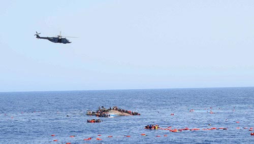 إيطاليا تنتشل بقايا جثث 450 مهاجراً غرقوا على متن &rsquo;قوارب الموت&rsquo;