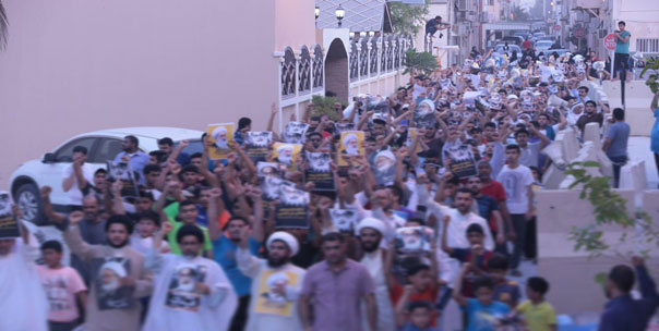 آلاف البحرينيين يحتشدون في ساحة الدراز بعد اقتراب آليات مدرعة لميليشيات النظام منها