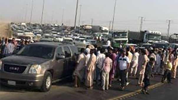 عمال &rsquo;سعودي أوجيه&rsquo; يغلقون الخط السريع بجدة