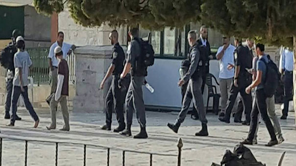 الاحتلال يهدم منزلي أسيرين في الخليل.. ويعتقل 5 من موظفي إعمار الأقصى