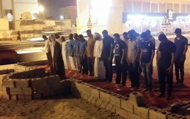 بالصور: البحرينيون يصلون جماعةً في مسجد هدمه النظام الخليفي