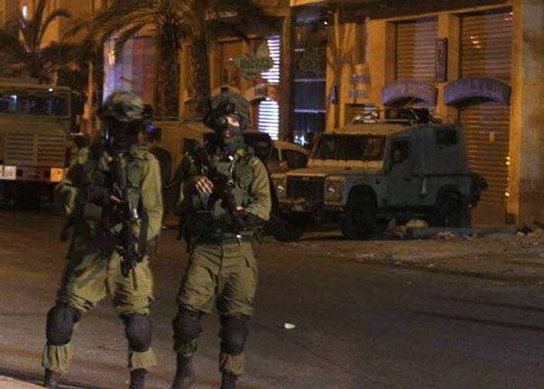 إصابات واعتقالات خلال مواجهات ومداهمات بالضفة.. والاحتلال يهدم 5 مساكن بذريعة عدم الترخيص