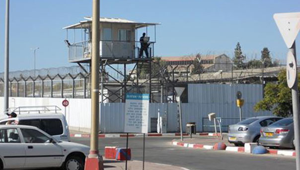 الإحتلال يعتقل 12 فلسطينياً بينهم صحفي خلال مداهمات بالضفة.. ويخطر بهدم منزل شرقي القدس