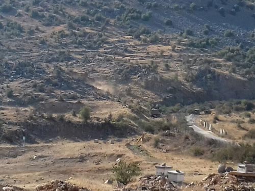 جرافات عسكرية معادية ترفع سواتر ترابية وتشق طرقات فرعية مقابل بركة وفي جبل الشحل داخل مزارع شبعا