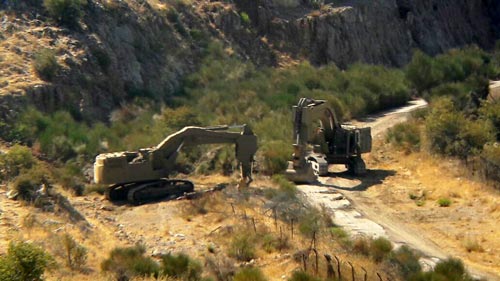 جرافات عسكرية معادية ترفع سواتر ترابية وتشق طرقات فرعية مقابل بركة وفي جبل الشحل داخل مزارع شبعا