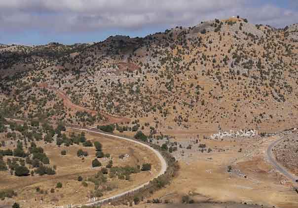 بالصور: العدو يعاود العمل على شق الطريق في مزارع شبعا اللبنانية المحتلة
