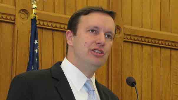 سيناتور اميركي يحمل بلاده دماء المدنيين في اليمن: اميركا تسلّح وتعطي خرائط الأهداف للسعوديين!