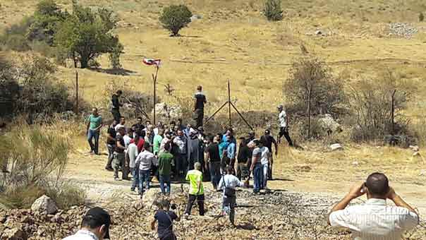 بالصور: أهالي بلدة شبعا يدخلون المزارع متخطين السياج الشائك ويرفعون الاعلام اللبنانية