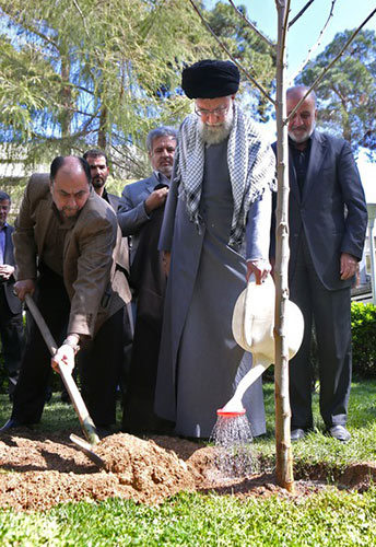 كيف يقضي الإمام الخامنئي يوميّاته؟