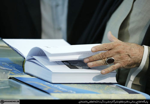 كيف يقضي الإمام الخامنئي يوميّاته؟