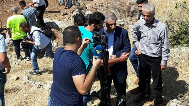 بالصور: أهالي بلدة شبعا يدخلون المزارع متخطين السياج الشائك ويرفعون الاعلام اللبنانية