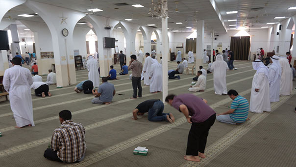 النظام البحريني يُكمل حصاره للدراز منذ 66 يومًا ويُصرّ على منع إقامة أكبر صلاة جمعة