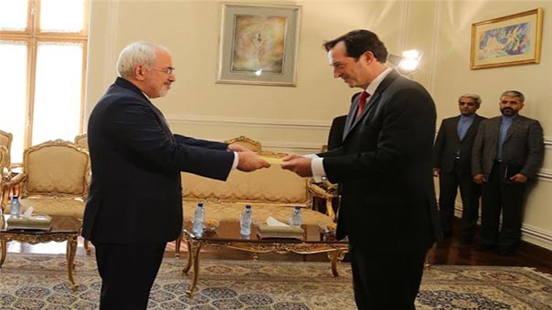  ظريف يتسلّم أوراق اعتماد السفير البريطاني الجديد