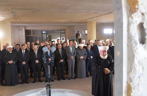 الرئيس الأسد يؤدي صلاة العيد في داريا ويجول في أحيائها.. مصمّمون على استعادة كلّ منطقة من الإرهابيين