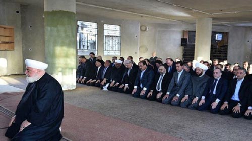 الرئيس الأسد يؤدي صلاة العيد في داريا ويجول في أحيائها.. مصمّمون على استعادة كلّ منطقة من الإرهابيين