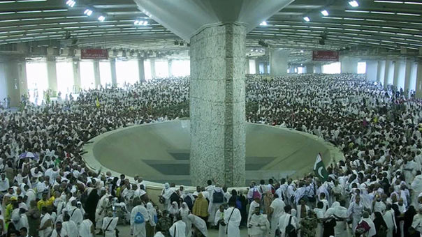 حجاج بيت الله يرمون جمرة العقبة في أول أيام عيد الأضحى