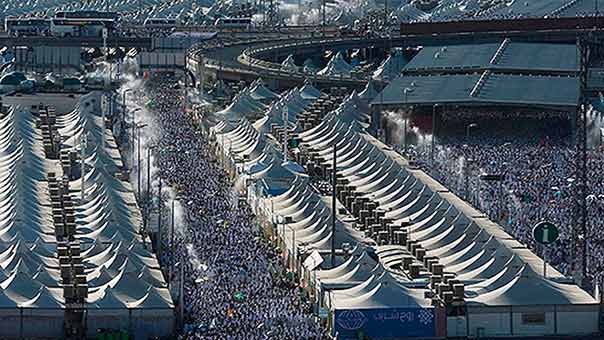 حجاج بيت الله الحرام يبيتون في منى