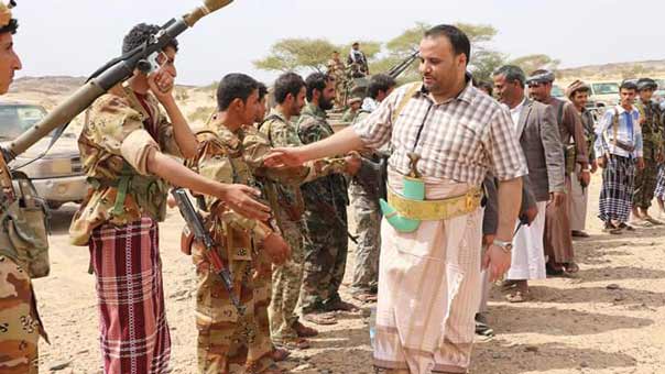 رئيس المجلس السياسي الأعلى اليمني يزور جبهات القتال: تواجهون أقوى دول العالم لتسحقوهم بأقدامكم الحافية