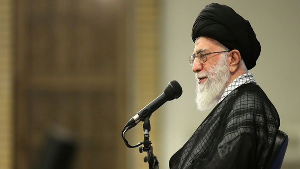 الامام الخامنئي مستقبلاً قادة من الحرس الثوري: يتحتم علينا أن نتصدى للأعداء خارج حدودنا