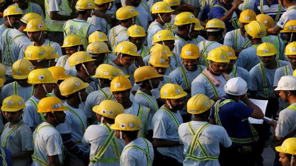 مئات العمال الأجانب في قطر بلا رواتب منذ أشهر