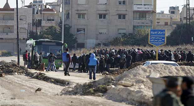 رغم عراقيل الأمم المتحدة.. مسلحو الوعر يخرجون نحو ريف حمص الشمالي