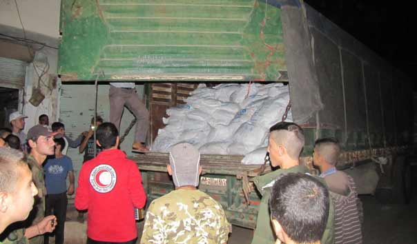 بالصور.. دخول قافلة مساعدات انسانية الى مضايا والزبداني بالتزامن مع دخول قافلة مماثلة الى الفوعة وكفريا