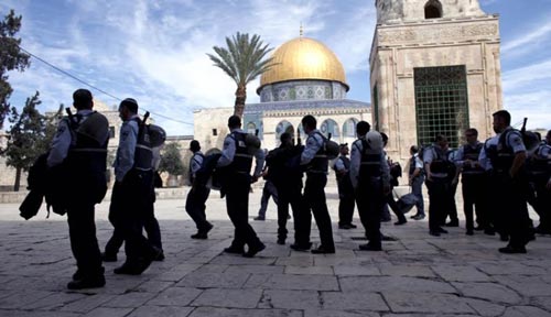 على وقع استمرار الاعتقالات .. الاحتلال يعتدي على والد شهيد في الخليل ويخطر بهدم منزل عائلة أسير