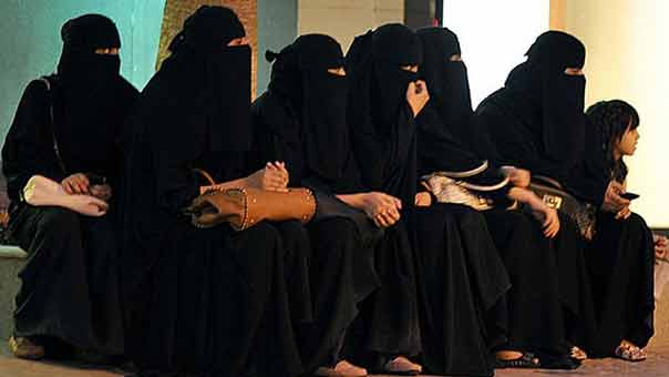 ناشطون سعوديون يوقّعون عريضة تدعو لإسقاط ولاية الرَّجُل