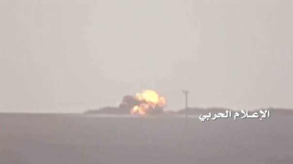 الجيش اليمني يحرق عددًا من آليات العدوان السعودي موقعًا من بداخلها بين قتيل وجريح