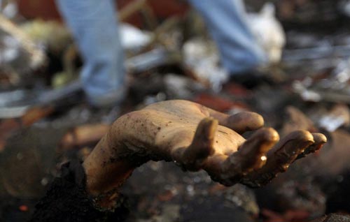 السعودية تحاول التنصّل من مجزرة صنعاء.. والمجتمع الدولي يدين ويطالب بتحقيق فوري